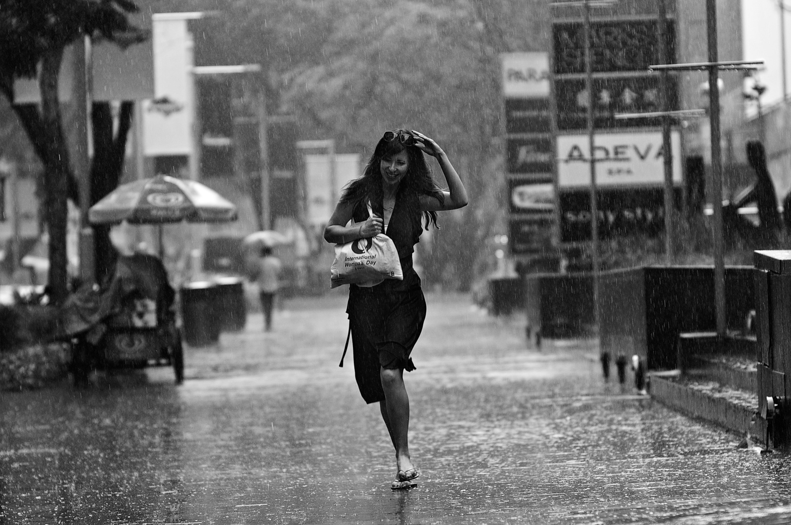 черно белое фото под дождем
